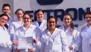 Equipe do Laboratório Tectron com o certificado do Eplna.