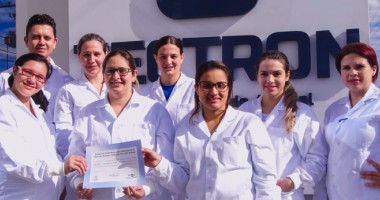 Equipe do Laboratório Tectron com o certificado do Eplna.